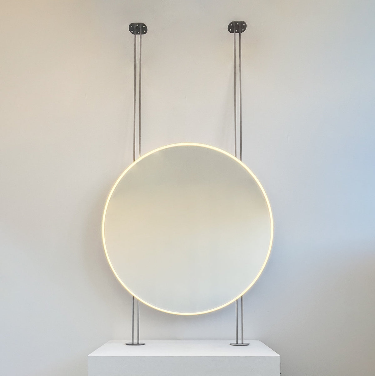 Countertop to Ceiling Round Mirror with Front Illumination