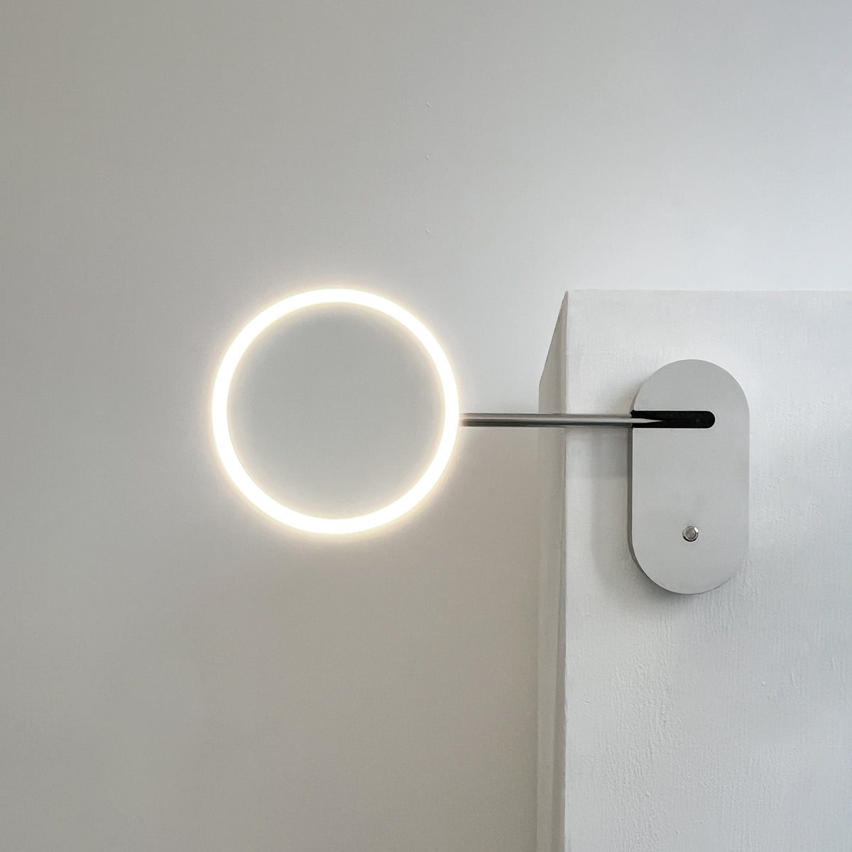 Lupa™ Magnifying Makeup Mirror with Front Illumination