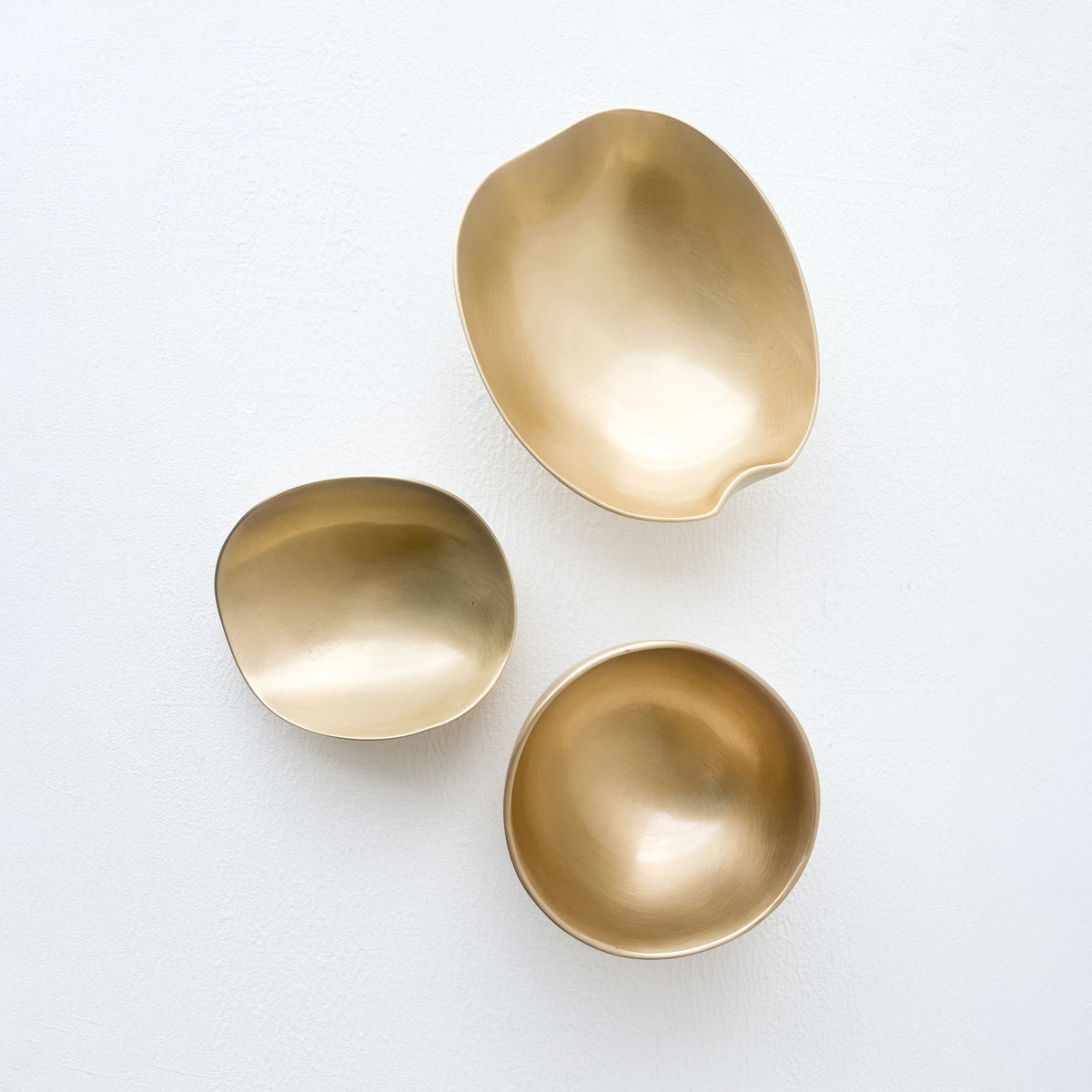 Set of three Brushed Brass Decorative Bowls, Vide-poche