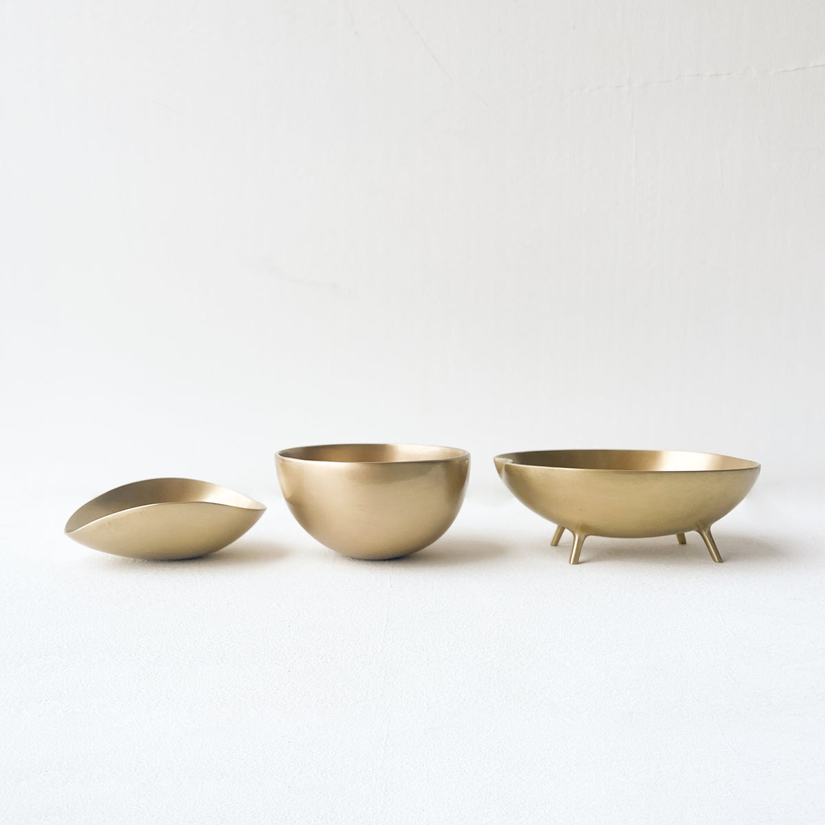 Set of three Brushed Brass Decorative Bowls, Vide-poche