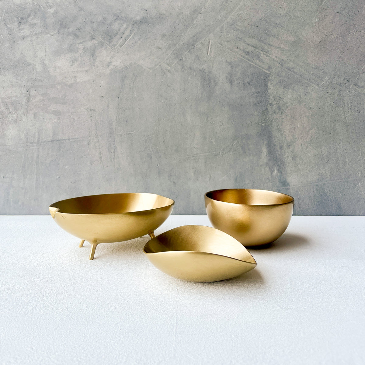 Set of three Brushed Brass Decorative Bowls, Vide-poche
