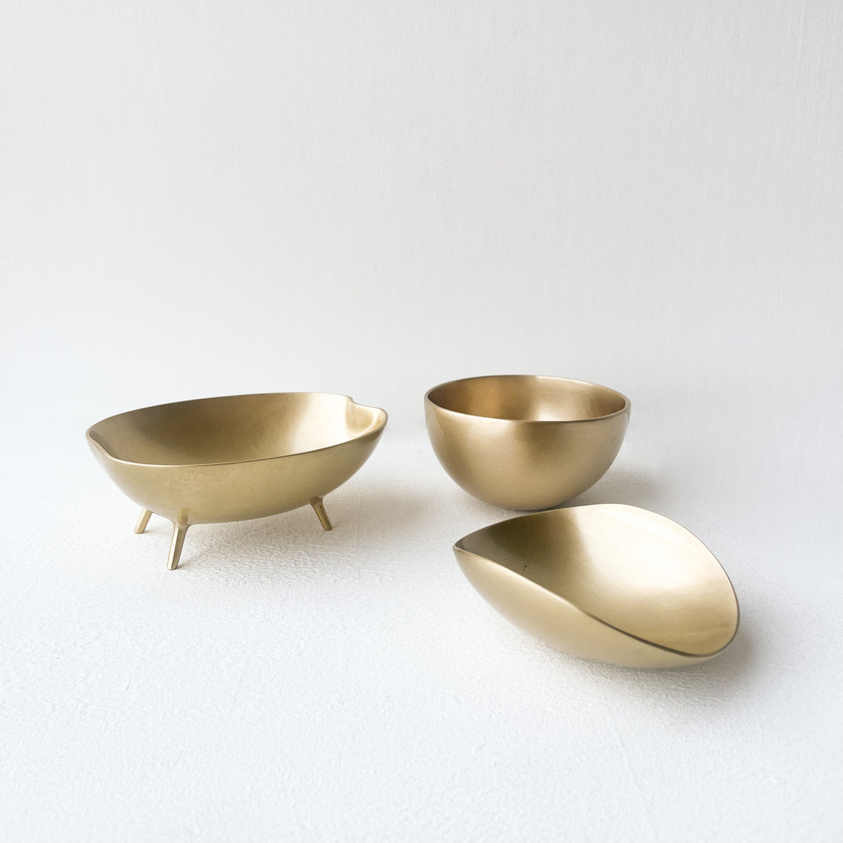 Set of three Brushed Brass Decorative Bowls, Vide-poche