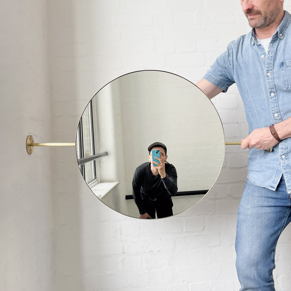 Wall-to-Wall Orbis Round Modern Mirror with Brushed Brass Frame