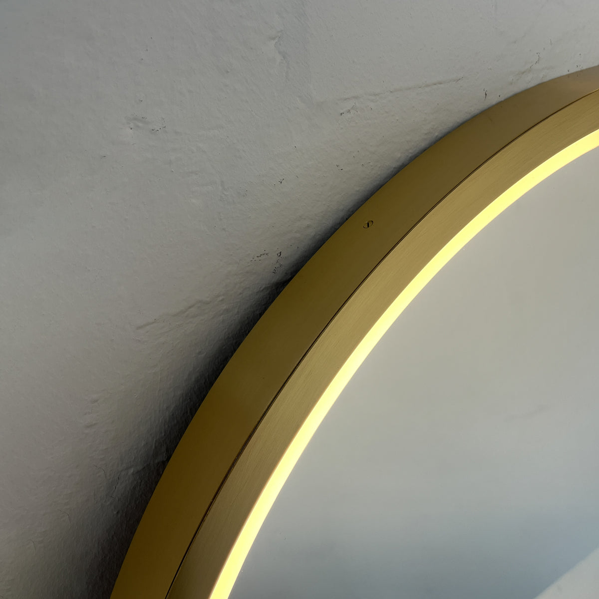 Front Illuminated Orbis™ Round Mirror with Handcrafted Brass Full Frame