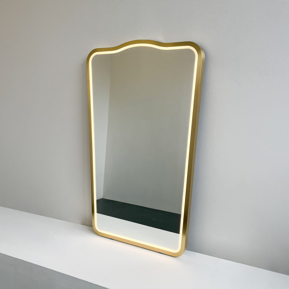 Mid-century inspired Freeform Wall Mirror with Front Illumination and Brass Frame - Vintage N.4