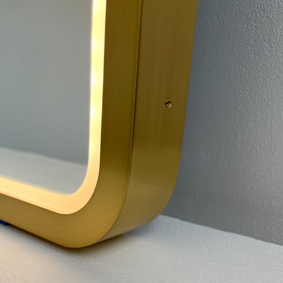 Mid-century inspired Freeform Wall Mirror with Front Illumination and Brass Frame - Vintage N.4