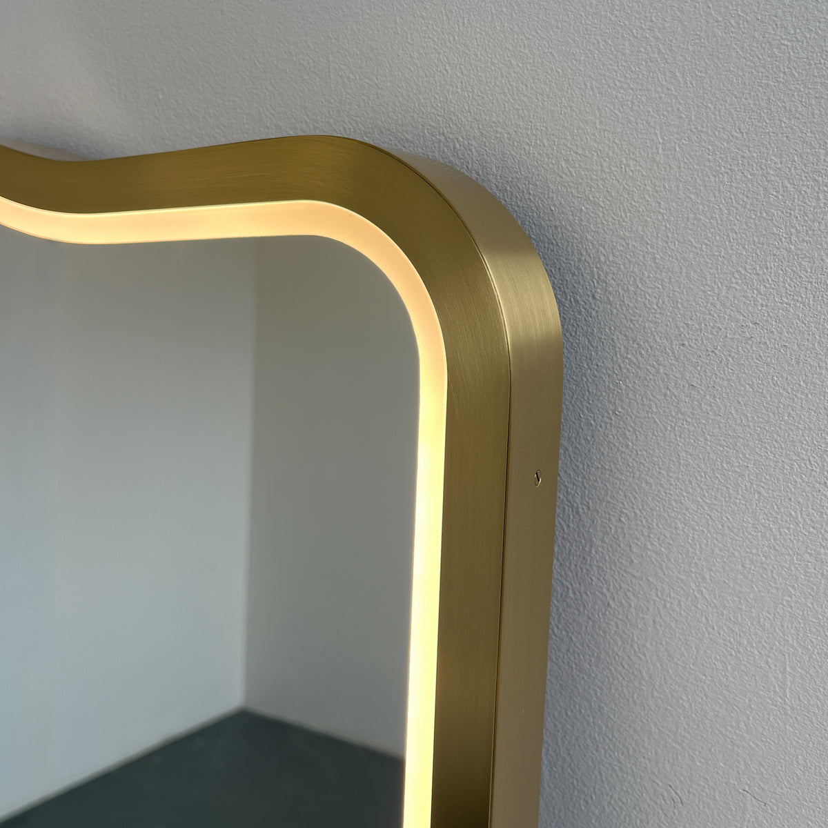 Mid-century inspired Freeform Wall Mirror with Front Illumination and Brass Frame - Vintage N.4