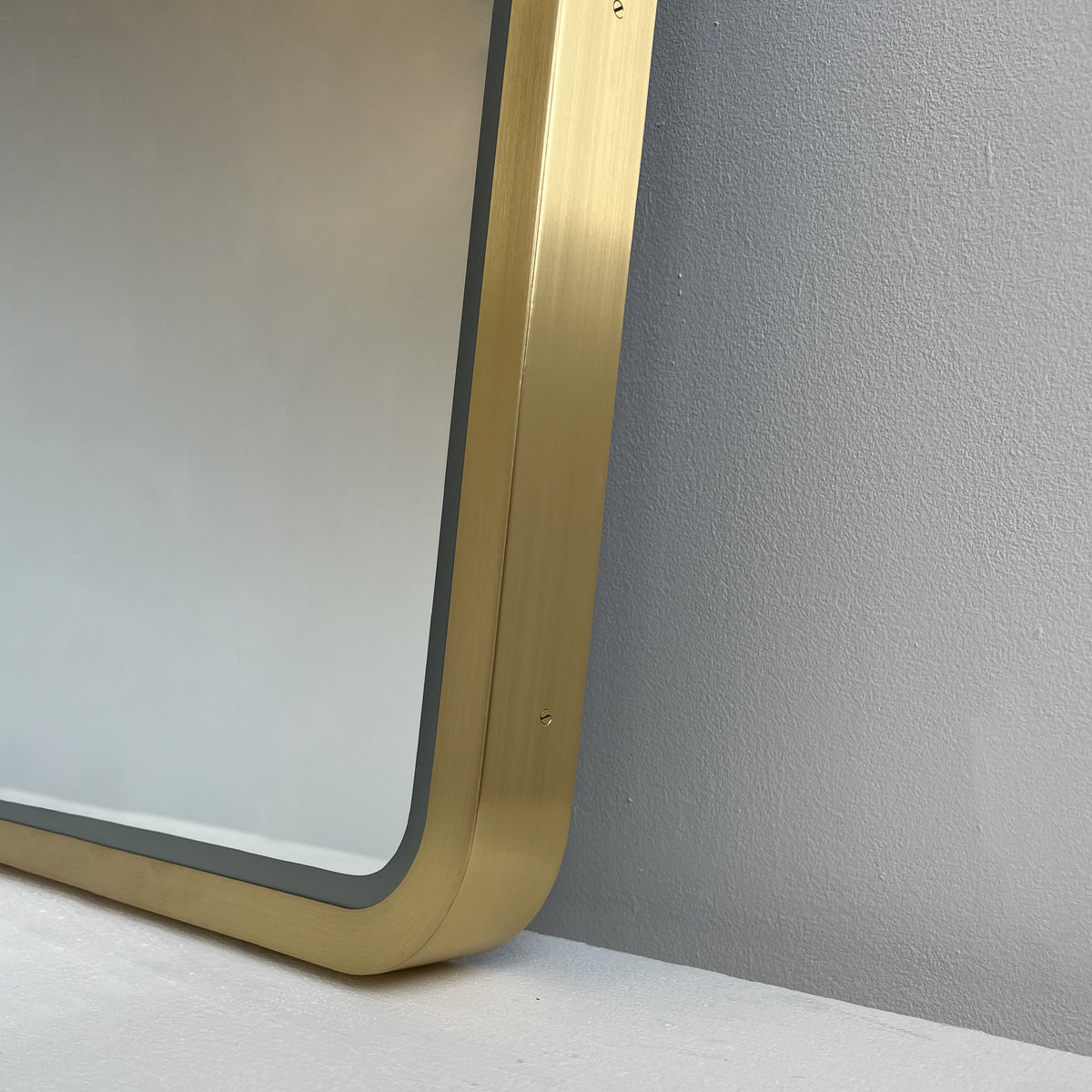 Mid-century inspired Freeform Wall Mirror with Front Illumination and Brass Frame - Vintage N.4