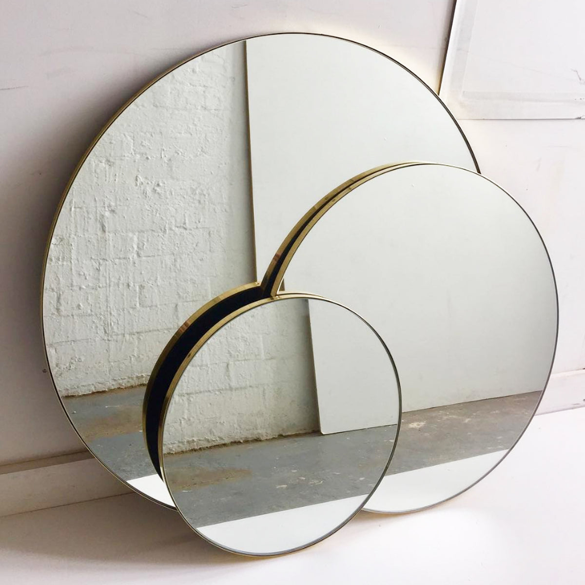 Orbis™ Round Minimalist Customisable Mirror with Elegant Brass Frame