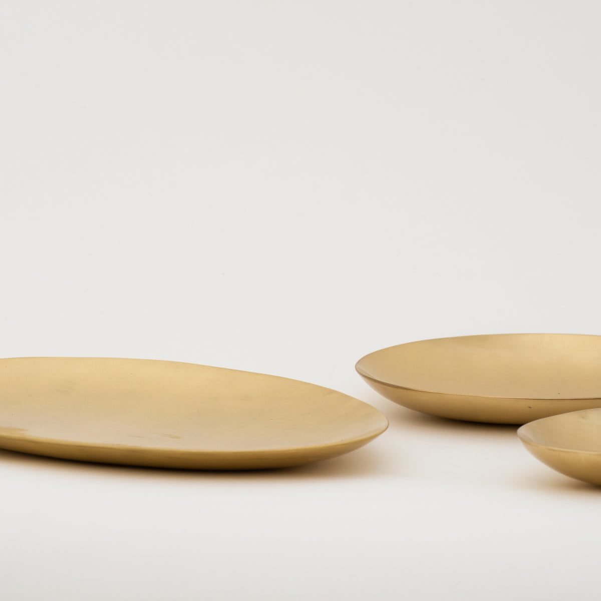 Handcrafted Brushed Brass Decorative Plate Vide-poche, Large
