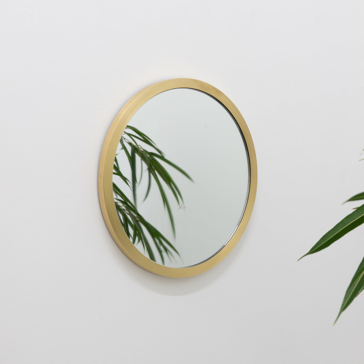 Orbis™ round mirror with a full solid brushed brass frame
